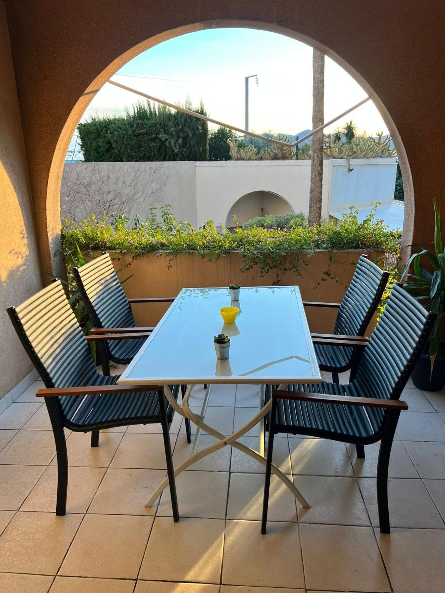 Magnifique T2 Grande Terrasse, Piscine Et Apercu *